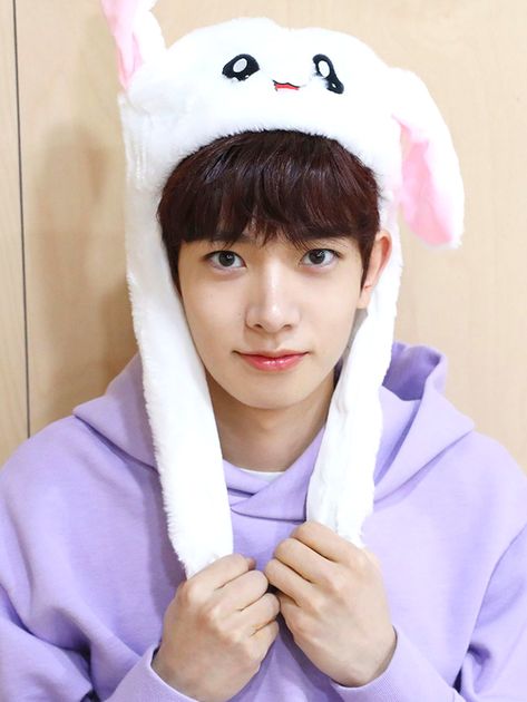 Lee Know Bunny Teeth, Cute Heeseung, Bambi 3, Doodle Art Journals, Smile Teeth, Bunny Hat, Lee Heeseung, Wallpaper Cute, Korean Pop