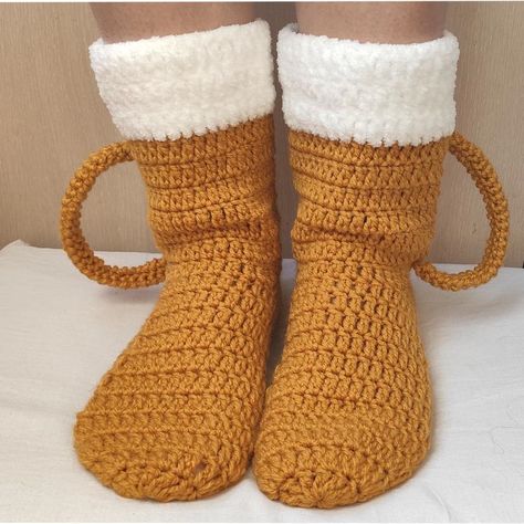 Crochet Beer Mug, Crochet Socks Tutorial, Mug Crochet, Converse Slippers, Crochet Beer, Crochet Converse, Festival Purse, Socks Crochet, Beer Socks