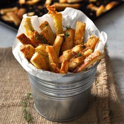 Parmesan Thyme Bread Crust Treats - a savoury idea to use up leftover bread crusts! Thyme Bread, Leftover Bread Recipes, Cinnamon Sugar Bread, Bread Crust, Sugar Bread, Leftover Bread, Recipetin Eats, Stale Bread, Crust Recipe