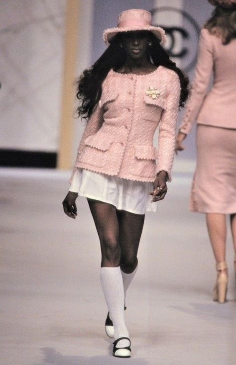 Pink Chanel 1990 1990 Style, Chanel Fashion Show, 90s Runway Fashion, Runway Fashion Couture, Runway Outfits, Mode Chanel, Fashion 90s, 90's Fashion, Catwalk Fashion