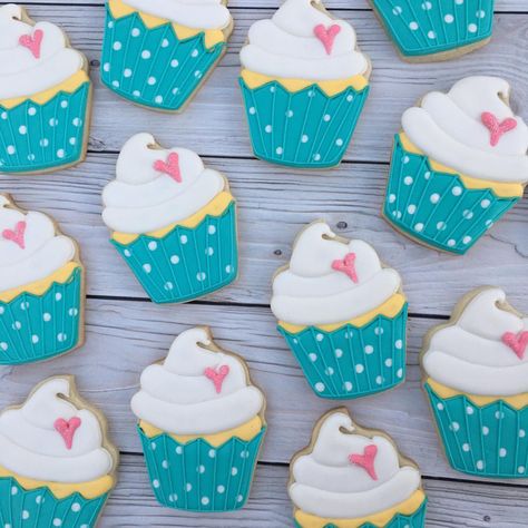 Cupcake Cookie Decorating Ideas, Royal Icing Cupcake Cookies, Decorated Cupcake Cookies, Birthday Cupcake Cookies Decorated, Easy Birthday Cookies Decorated, Cupcake Royal Icing Cookies, Cupcake Decorated Cookies, Cupcake Sugar Cookies Decorated, Spring Cookies Decorated