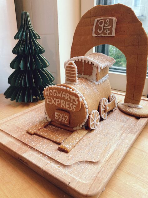 #hogwarts #gingerbread #gingerbreadcookies #harrypotter #baking Gingerbread Harry Potter, Penguin Room, Christmas At Hogwarts, Gingerbread Inspiration, Gingerbread Creations, Gingerbread Train, Gingerbread House Designs, Christmas Gingerbread House, Hogwarts Express