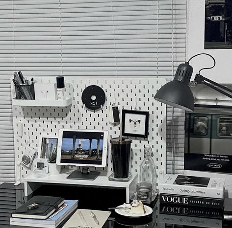 Black Study Table Ideas, Black Desk Aesthetic Korean, Black Desk Setup Aesthetic, Dark Desk Aesthetic, Dark Desk Decor, Desk Ideas Black, Black Desk Decor Ideas, Cheengu Dark, Black Study Table