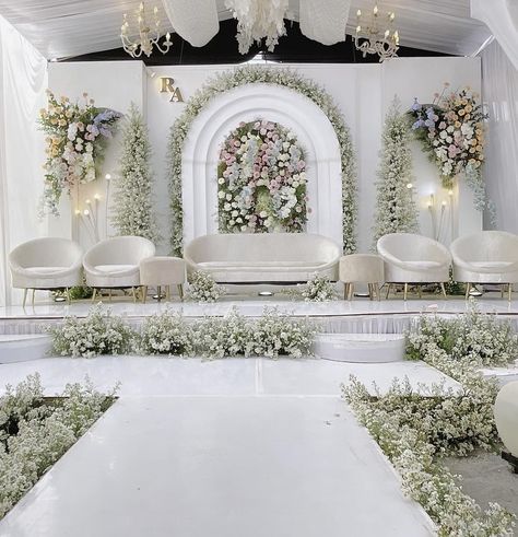 Moodboard Wedding Decoration, White Stage Decoration Wedding, Wedding Decorations Indoor Simple, Dekor Pelaminan Modern, Pelaminan Aesthetic, Dekorasi Wedding Simple, Dekor Nikahan, Wedding Pelamin, Dekor Akad