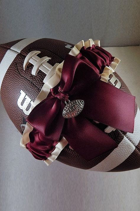 Football Theme Wedding Ideas, Football Themed Wedding Reception, Tailgate Wedding, Trendy Wedding Ideas, Soccer Wedding, Football Wedding Theme, Wedding Decisions, Hockey Wedding, Sports Themed Wedding