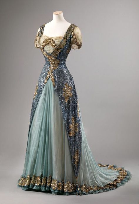 This dress is gorgeous. Dress1905-1910Nasjonalmuseet for Kunst, Arketektur, og Design Gaun Abad Pertengahan, Period Dress, 파티 드레스, Old Dresses, Antique Dress, فستان سهرة, Vintage Gowns, Antique Clothing, Vestidos Vintage