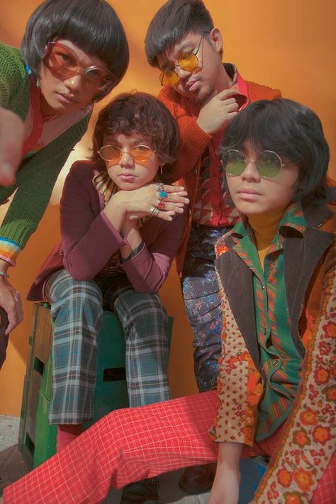 Band Photoshoot Aesthetic, 6 Person Group Pose, 6 Person Pose, Four People Poses, 4 People Poses, Iv Of Spades, 70s Photoshoot, Scene Music, Group Pose