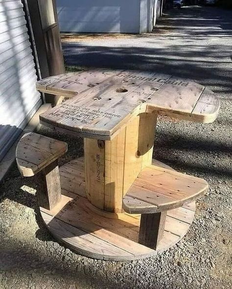 50 People Who Took Woodworking To Another Level And Shared Their 'Crazy' Results In This Online Group Wood Spool Tables, Cable Spool Tables, Wooden Spool Tables, Wooden Spool Projects, Shooting Bench Plans, Spool Furniture, Spool Tables, Kursi Bar, Wood Spool