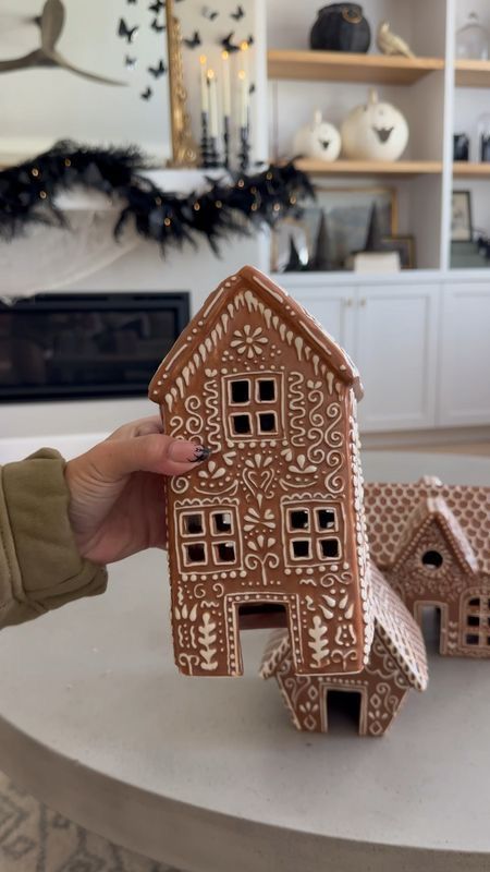 White Gingerbread House, Christmas Coffee Table, Homemade Gingerbread House, Xmas Gingerbread, Table Decoration Ideas, Gingerbread Decor, Gingerbread Diy, Gingerbread Crafts, Gingerbread House Decorations