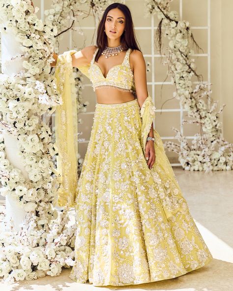 Lime Yellow Lehenga, Pastel Yellow Lehenga, Pastel Lehenga Simple, Lime Yellow Outfit, Pastel Color Lehenga, Haldi Outfits For Bride, Lehenga Simple, Pastel Edit, Pastel Lehenga