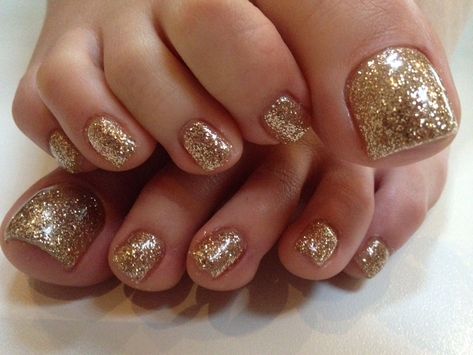 Gold Glitter Toe Nails, Nail Designs Toenails, Gold Toe Nails, Glitter Pedicure, Glitter Toe Nails, Red And Gold Nails, Emerald Nails, Pedicure Designs Toenails, Golden Nails