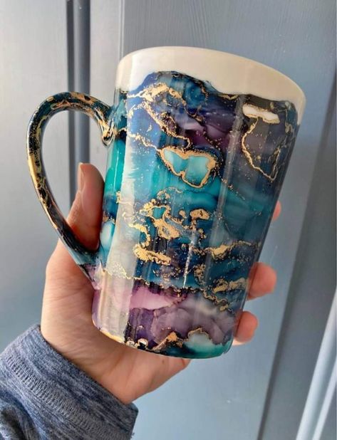 Resin Mug Ideas, Resin Coffee Cups, Resin Coffee Mug, Resin Cups Ideas, Resin Mugs, Resin Cups, Epoxy Cups, Alcohol Ink Crafts, Glitter Tumbler Cups