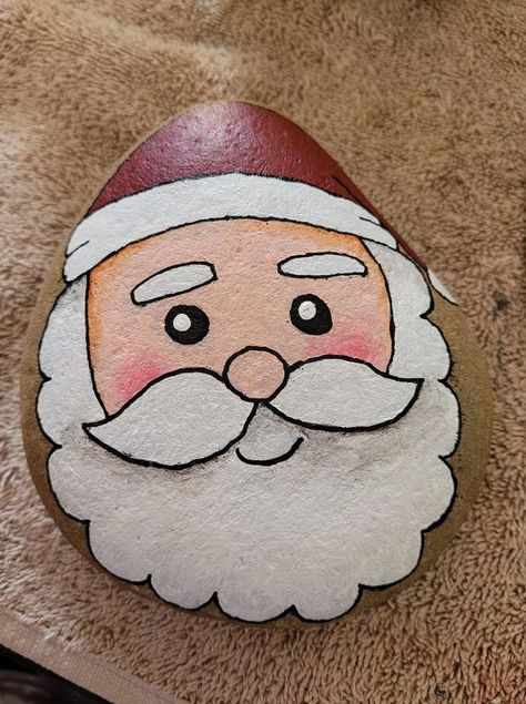 Santa Painted Rocks Ideas, Christmas Stone Painting Ideas, Christmas Pebble, Painted Rock Cactus, Christmas Pebble Art, Santa Paintings, Santa Cross Stitch, Diy Christmas Paintings, Santa Carving