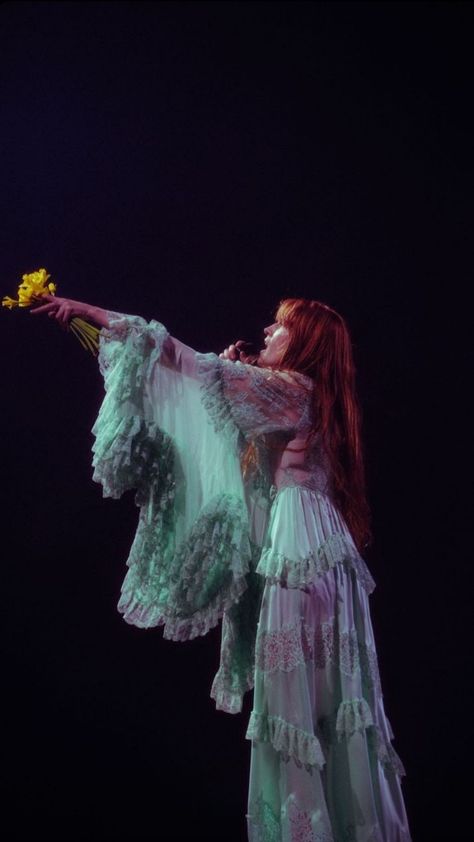 Florence Welsh, Florence Welch Style, Florence And The Machine, Fran Fine, Florence Welch, Florence The Machines, I'm With The Band, Pink Gowns, Flower Crowns