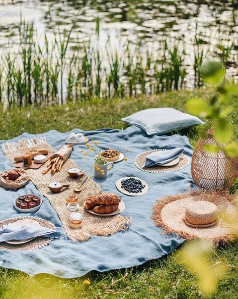 MagicLinen on Instagram: “Happy Independence Day to you all! We hope your day is full of fun and joyful moments ☀️⁠⁠ ⁠⁠ Featuring our picnic selection 🌾 Visit our…” Barbeque Table, Blue Linen Tablecloth, Linen Accessories, Summer Table Settings, Summer Dining, Custom Napkins, Picnic Set, Picnic Time, Summer Tables