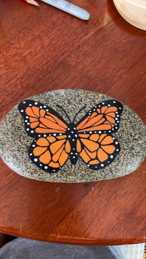 Dot Painted Butterflies, Monarch Butterfly Painted On Rocks, Sunflower Painted Rocks Ideas, Hawaiian Painted Rocks, Butterfly Rock Painting, Dot Painting On Rocks, Butterfly Rocks, Painted Stepping Stones, Sunflower Table