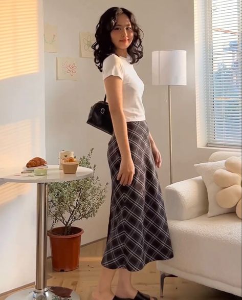 Streetwear Fashion Short Women, 90s Style Summer Outfits, Midi Skirt Outfit Vintage, Office Outfits With Skirts, 4’11 Height Women Outfits, Party Simple Outfit, Long Skirt With Blouse, Summer Outfits Korean Style, Spring Korean Outfit