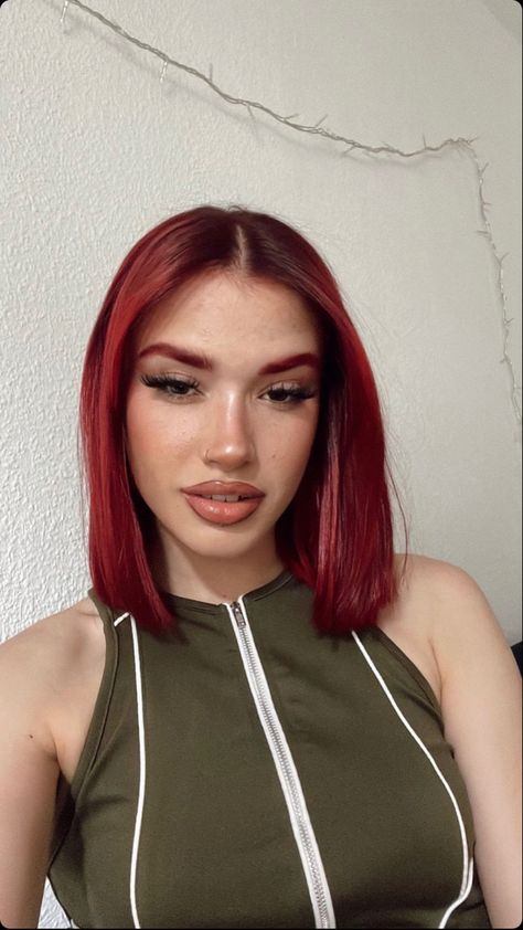 Short Red Hair Round Face, Short Red Hair Women, Short Red Bob Hair, Highlighted Red Hair, Dark Red Bob, Red Hair Bob, Short Hair Red, Red Hair Short Hair, Red Short Hair