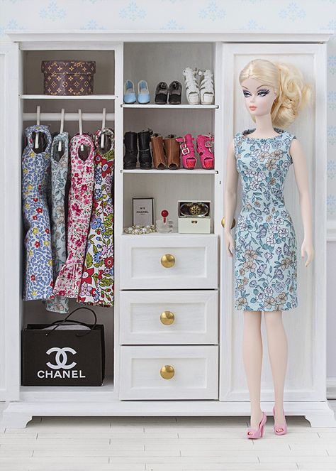 Dollhouse Doll Clothes, Doll Diorama, Barbie Dress Pattern, Barbie Doll Set, Doll Closet, Barbie Wardrobe, Doll Case, Diy Barbie Furniture, Doll House Crafts