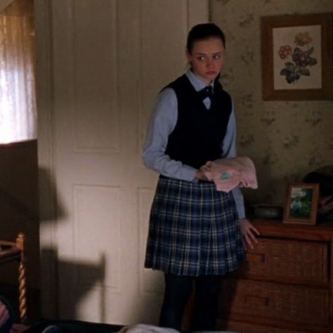 Rory Gilmore Full Body Pic, Gilmore Core, Body Pic, Alexis Bledel, Rory Gilmore, Boarding School, Gilmore Girls, Full Body, Halloween Costumes