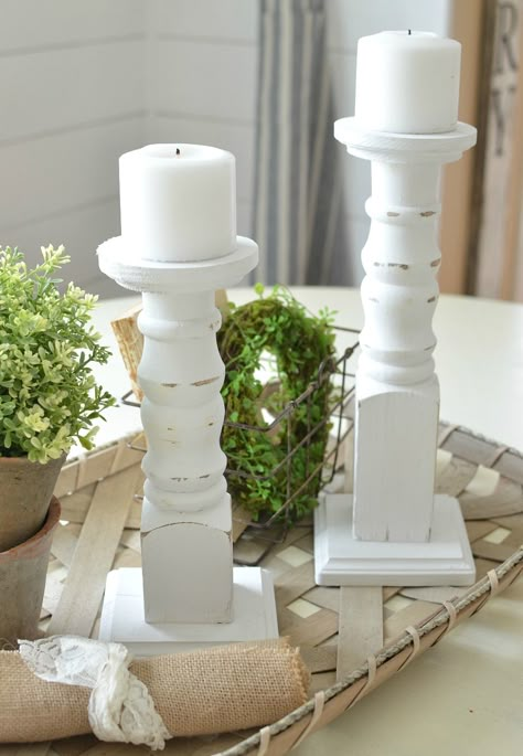 The Easiest DIY Farmhouse Candlesticks. Check out this easy tutorial to see how old spindles were used to make farmhouse style candlesticks in just a few simple steps! Farmhouse Candlesticks, Film Decor, Diy Posts, Salalah, Diy Simple, Diy Holz, Candle Sticks, Diy Farmhouse Decor, Decor Guide