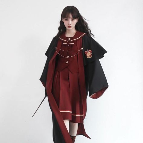 Harry Potter Dark Academia, Gryffindor Outfit, Devil Inspired, Dark Academia Vibes, Hogwarts Outfits, Harry Potter Character, Harry Potter Cosplay, Wizard School, Harry Potter Style