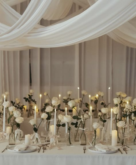 Candles Aesthetic For Wedding, Tenuta Corbinaia Wedding, Top Table Wedding Decor, Indoor Wedding Table Decor, Wedding Walkway Ideas Indoor, Balloon Arch Wedding Receptions, Minimal Flower Wedding Decor, Wedding Flowers Classic, Vintage Wedding Florals