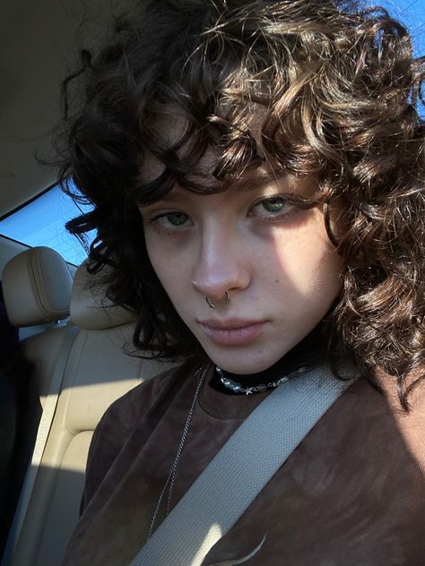 Curly Rockstar Hair, Curly Hair Hairstyles Short, Rockstar Hair, Curly Pink Hair, Eyeliner Inspo, Grunge Haircut, Alt Accessories, Short Hair Curly, Style Alt