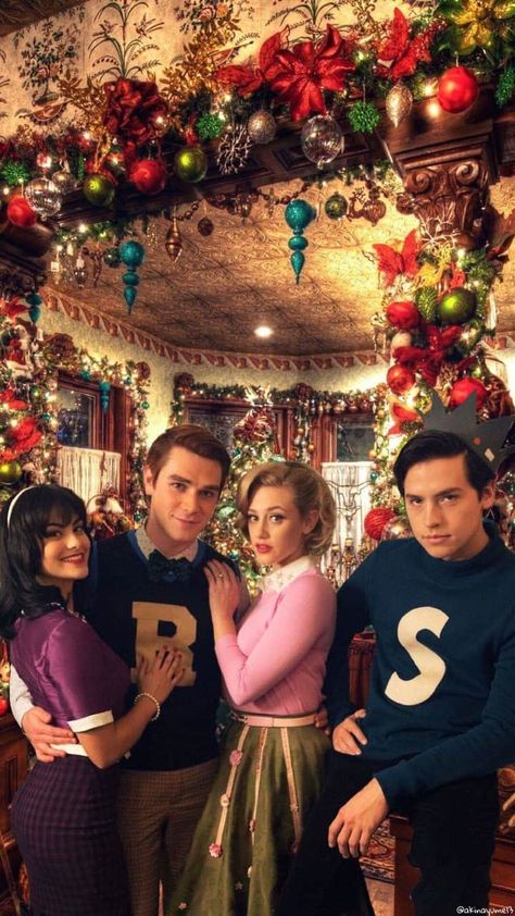 Riverdale Wallpapers, Wallpapers And Lockscreen, Christmas Tv, Cami Mendes, Bughead Riverdale, Betty And Jughead, Veronica Lodge, Riverdale Cast, Christmas Shows