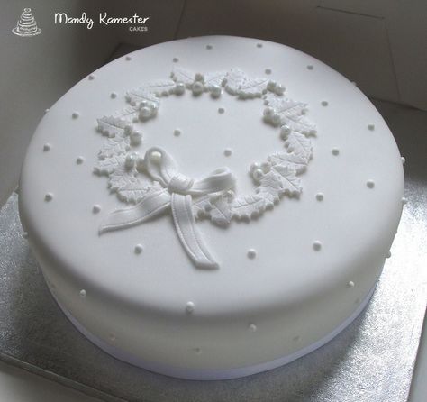 White Christmas by Mandy Kamester Cakes, via Flickr Winter Torte, Mini Christmas Cakes, Christmas Themed Cake, Cake Pudding, Christmas Cake Designs, Holly Christmas, Christmas Cake Decorations, Xmas Cake, Winter Cake