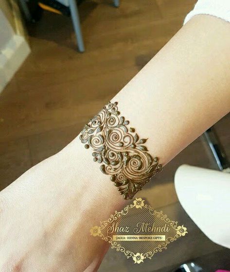 Wrist tattoo design for eid .. Bracelet Henna, Henne Tattoo, Wrist Henna, Birthday Party Girl, Fashion Tattoo, Finger Henna Designs, Tato Henna, Bridal Mehendi Designs Hands, Henna Art Designs