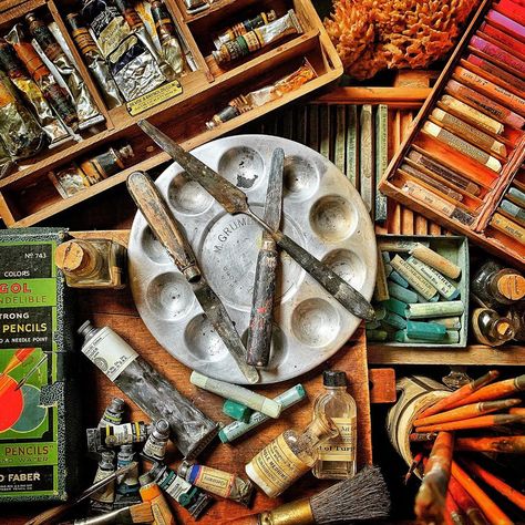 Cathleen Sutherland on Instagram: “A is for art supplies! Whenever I’m at a flea market, estate sale or antique mall, I’m always on the lookout for art supplies of any kind.…” Vintage Art Supplies Aesthetic, Vintage Art Supplies, Vintage Flatlay, Printer Tray, Art Boxes, Photography Assignments, Paint Tubes, Oc Inspo, Gender Envy