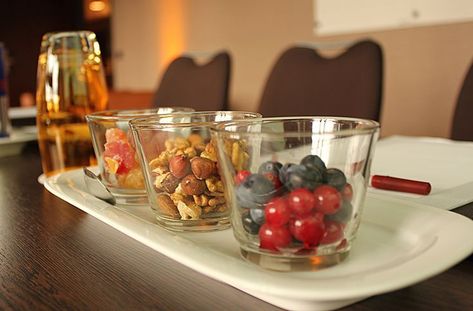 "Keep attendees productive by making healthy snacks available in the meeting space." Snacks For Office, Peanut Butter Snacks Easy, Coffee Break Catering, Meeting Catering, Room Snacks, Spa Food, Breakfast Meeting, Party Snacks Easy, Office Snacks