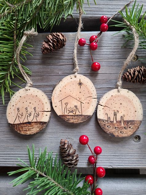 Easy Wood Burning Ideas Simple, Woodburning Ideas Christmas, Wood Burned Christmas Gifts, Christmas Ornament Wood Burning, Wooden Ornament Ideas Diy Christmas, Woodburning Christmas Patterns, Woodburn Christmas Ornaments, Christmas Woodburning Ideas, Wood Burning Christmas Ideas