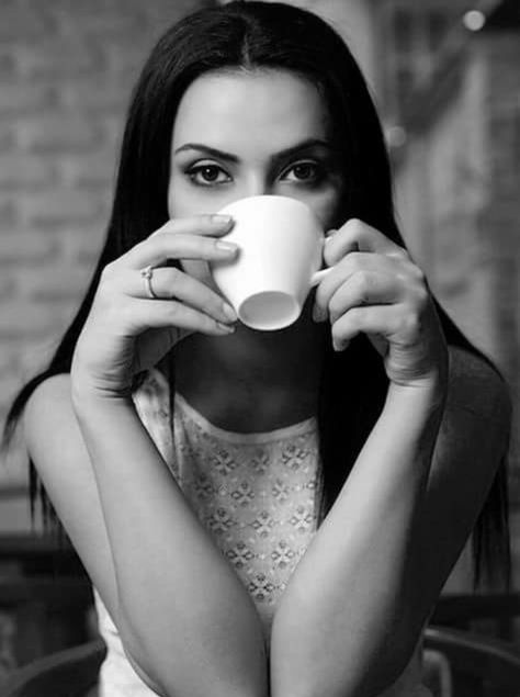 Beautiful woman drinking tea.#Tea #Teadaw People Drinking Coffee, Coffee Girl, Coffee Drinkers, Coffee Love, Coffee Addict, Banksy, Coffee Time, Black And White Photography, Drinking Tea