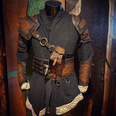 Norse-inspired leather armor sets By @enric_pujol_art on Instagram Ren Faire Armor, Fantasy Leather Armor, Norse Artifacts, Viking Male, Druid Costume, Armor Cosplay, Wizard Costume, Viking Armor, Armor Dress