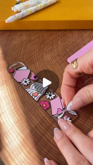 How To Make Acrylic Bookmarks With Cricut, Cricut Joy Bookmark Ideas, Bookmark Ideas Cricut, Book Mark Cricut, Cricut Acrylic Bookmarks Svg Free, Creative Bookmarks Design Ideas, Bookmark Svg Free, Vinyl Bookmark Ideas, Diy Acrylic Bookmark Ideas