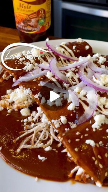 Karina Valladares on Instagram: "Enmoladas de Pollo Enchiladas de Mole
Cambia las enchiladas por unas ricas Enmoladas de Pollo 😋 ¡Pura delicia! 🥰 Por favor, comenta abajo qué receta te gustaría ver a continuación. Además, visita nuestro canal de YouTube para más recetas deliciosas. Enlace en la biografía 😊

INGREDIENTES PARA LAS ENMOLADAS:
Para la salsa de mole:
► 1 jitomate
► 3 dientes de ajo
► 1/2 cebolla blanca
► 1 tortilla
► 8 galletas Ritz
► 7 chiles guajillo
► 500 ml de caldo de pollo (para agregar a la sartén)
► 1 litro de caldo de pollo (para la licuadora)
► 1/4 de cucharadita de canela en polvo
► 1/2 tableta de chocolate Abuelita
► 1 frasco de Mole (estoy usando Doña Maria)
Para las enmoladas:
► Tortillas de maíz
► Pollo cocido y desmenuzado
► Queso fresco
► Crema Mexicana
► Un Mole Dishes, Mole Enchiladas Recipe, Mole Recipe Mexican, Chicken Mole Enchiladas, Mole Enchiladas, Chicken Mole Recipe, Cooked Shrimp Recipes, Mole Recipe, Chocolate Abuelita