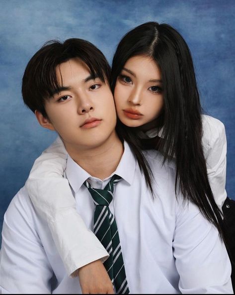 Grad Photos Couple, Book Pose, High School Couples, Photo Yearbook, Yearbook Photoshoot, Korean Couples, Y2k Photoshoot, Yearbook Photo, College Graduation Pictures Poses