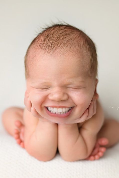 This Photographer Photoshopped Full Sets of Teeth on Newborns, and LOL, Yikes Cute Baby Photos Newborns, Baby Gemoy, Reaction Faces, Funny Baby Faces, Victorian Photography, Kids Teeth, Funny Baby Pictures, Loose Tooth, Unusual Baby Names