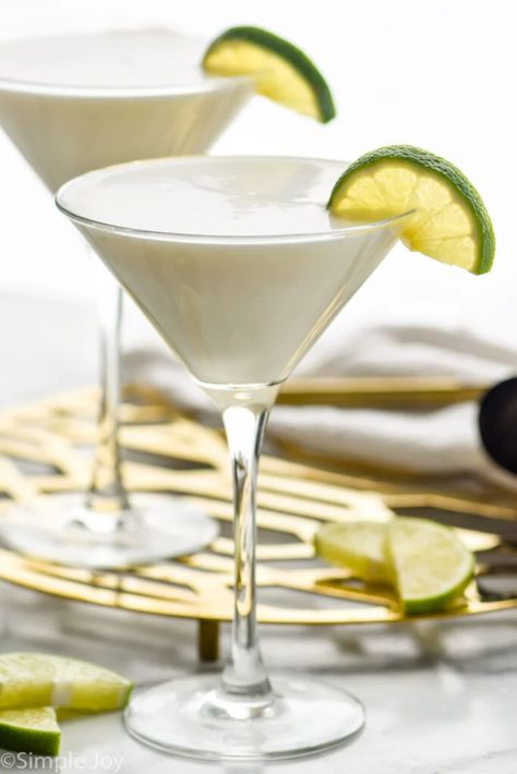 This Key Lime Martini is like dessert in a glass!  If you love key lime pie, give this amazing Key Lime Martini recipe a try. You will not be disappointed. Key Lime Martini Recipe, Lime Martini Recipe, Lime Martini, Key Lime Pie Martini, Key Lime Martini, Dirty Martini Recipe, Shooter Recipes, Martini Ingredients, Slow Cooker Casserole