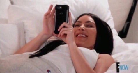 Looking At Phone Reaction Pic, Kardashian Memes, League Memes, Reaction Pic, Reaction Face, Memes Br, Funny Reaction Pictures, Kardashian Jenner, Reality Tv