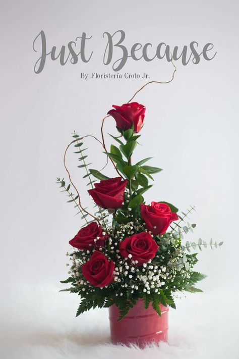 Unique Rose Arrangements, Valentine’s Day Floral Arrangements, Flowers Arrangements Ideas, Valentine Flower Arrangements, Floral Designs Arrangements, Floristry Design, Small Flower Arrangements, Diy Floral Decor, Rose Flower Arrangements