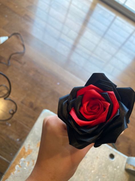 Red Roses Wrapped In Black Paper, Ribbon Rose Bouquets, Ribbon Flowers Bouquet, Diy Ribbon Flowers, Fancy Flowers, Flower Mirror, Black And White Ribbon, Bridal Bouquet Flowers, Easter Wallpaper