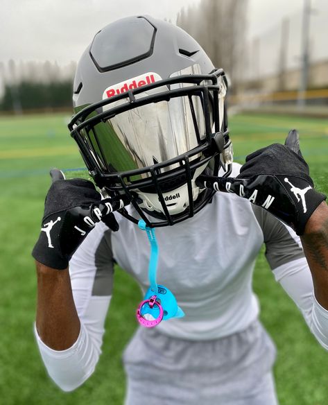 Masked Killa Football, Poses For Pfp, 7on7 Football, Nfl Pfp, Football Pfp, American Football Cleats, Cool Football Pictures, Football Swag, Football Drip