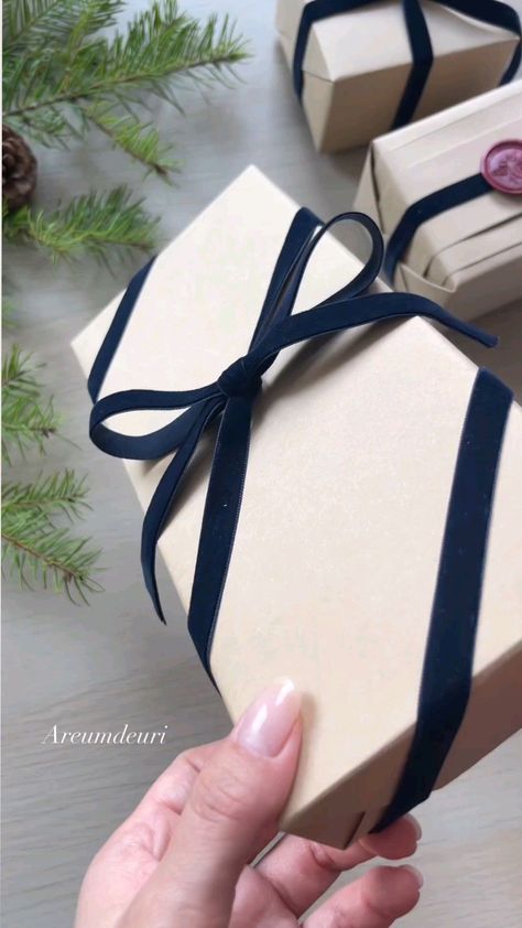 Jute Twine Gift Wrapping, Wrapping Birthday Gifts For Him, Simple Wrapping Ideas Xmas, How To Wrap Birthday Presents, Gifts Wrapped In Brown Paper, Velvet Gift Box Ideas, Black Ribbon Gift Wrapping, Presents Box Ideas, Red Ribbon Gift Wrapping Ideas