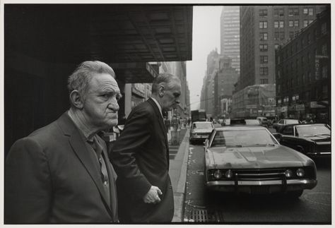 Garry Winogrand, Street Photography People, Narrative Photography, Getty Museum, Bnw Photography, Photo B, Famous Photographers, Great Photographers, Contemporary Photography