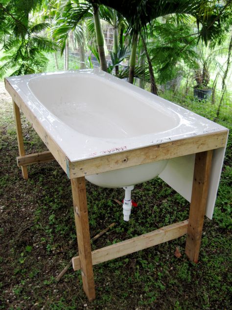 Used a shower drain, rather than just the built in hole. Worm Farm Diy, Worm Composting Bin, Composting Ideas, Helping Nature, Aquaponics Kit, Old Bathtub, Worm Bin, Worm Composting, Worm Farm