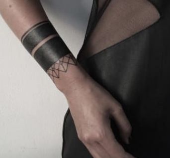 Wrist Tattoo Cover Up, Cool Wrist Tattoos, Geometric Tattoo Arm, Blackout Tattoo, Wrist Tattoos For Guys, Arm Band Tattoo, Tattoo Cover Up, Maori Tattoo, Band Tattoo