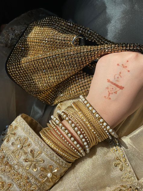 Mehndi Tattoo Designs, Eid Looks, Leg Henna, Simple Mehendi Designs, Desi Aesthetics, Bff Hands Aesthetic, Simple Hijab, Pretty Henna Designs, Desi Fashion Casual